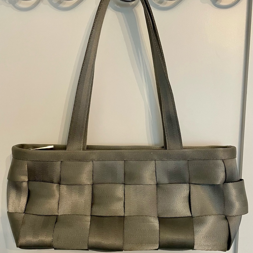 Harveys “the original seatbelt bag” in gray.